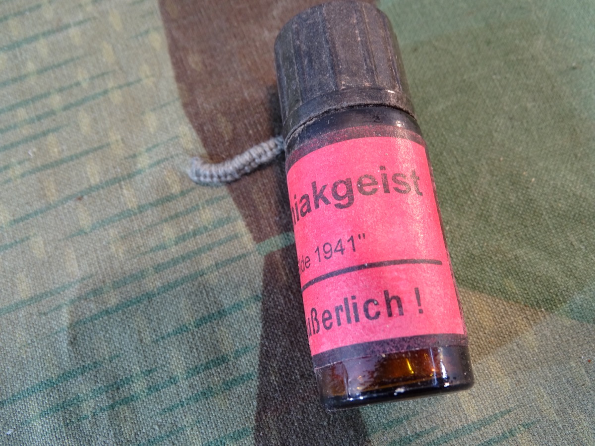 Flasche 10 g Salmiak Geist mit Schraubverschluss, 1941, Hausapotheke / Sanitätsmaterial. 