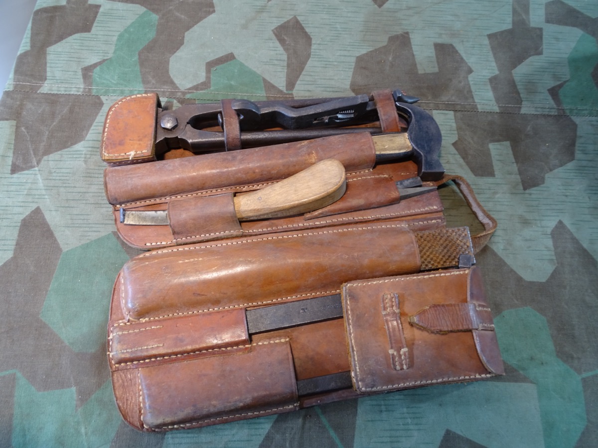 Beschlagzeugtasche für berittenes Hufbeschlagpersonal der Wehrmacht mit fast kpl. Werkzeugsatz, SELTEN