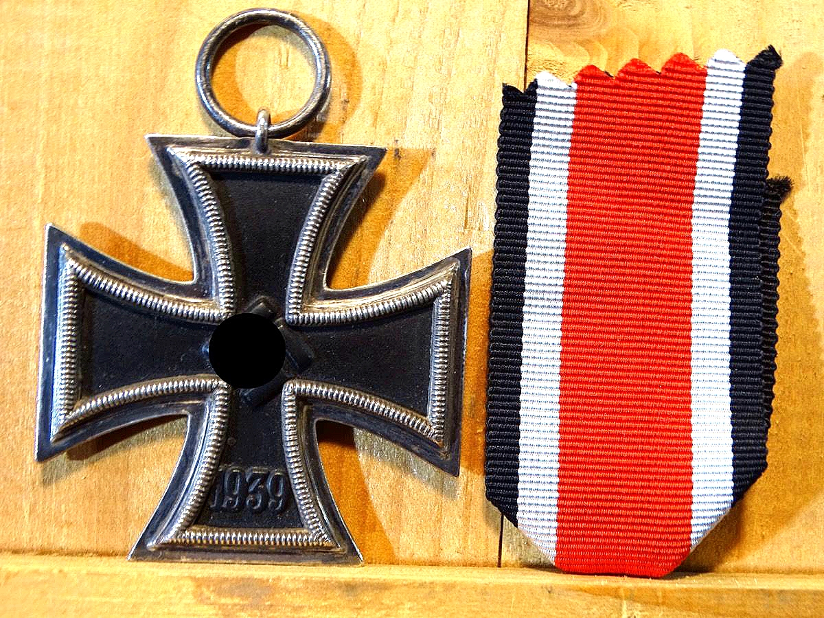 Eisernes Kreuz 2. Klasse 1939, Eisenkern noch komplett geschwärzt, Ring mit Hersteller Marke 55 , Bandabschnitt