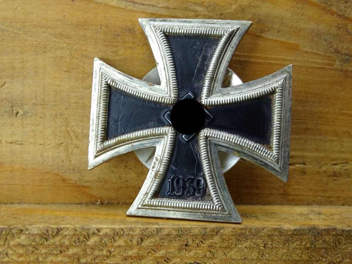 TOP Replik: Eisernes Kreuz 1. Klasse 1939, Eisenkern, Schraubscheibe L/21 (Förster & Barth Pforzheim)