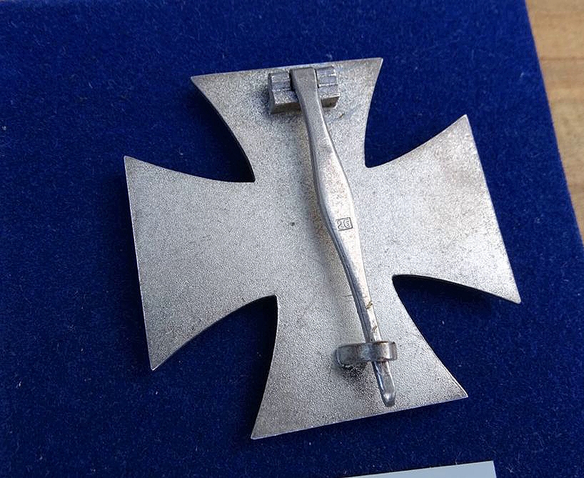 Eisernes Kreuz 1. Klasse 1939, Eisenkern, Hst. 26 B.H. Mayer