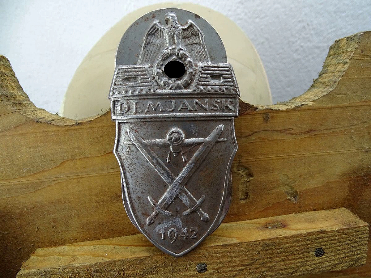 Replik: Demjansk Ärmelschild 1942,  Patina, mit magnetischer Gegenplatte