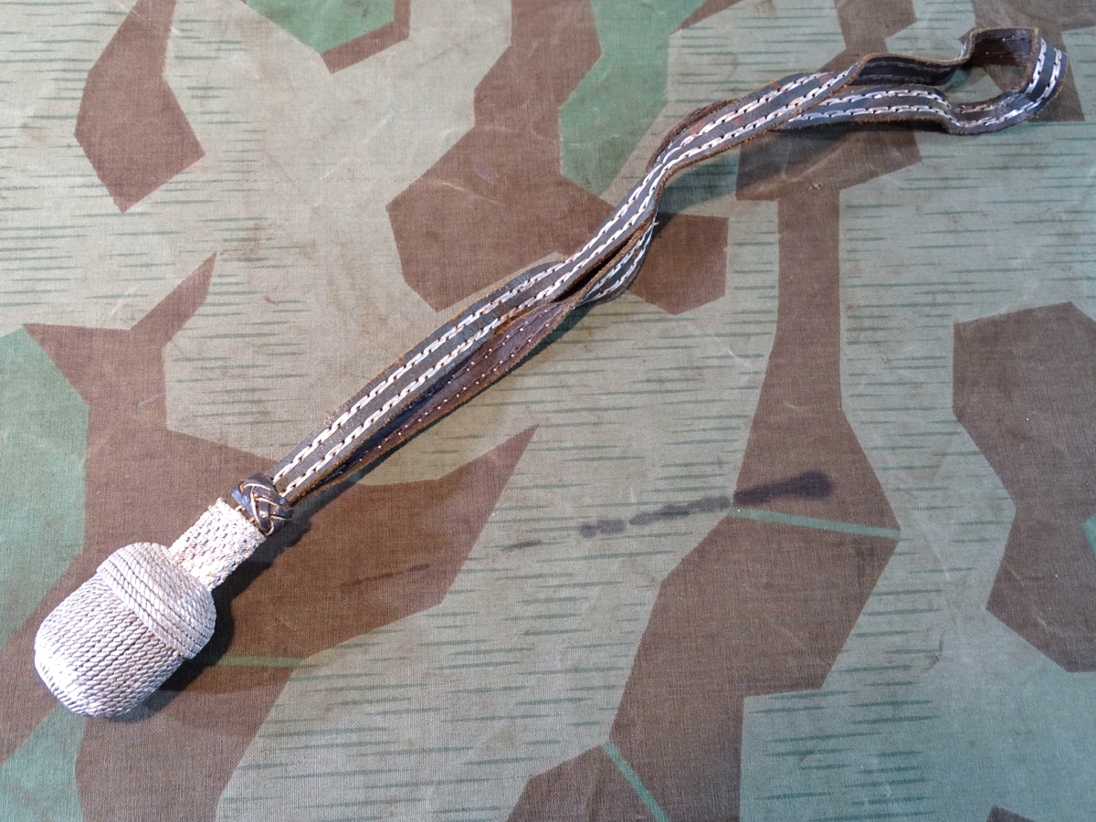 Portepee für Offizierssäbel Wehrmacht, graues Lederband mit Metallfaden Durchzügen. 