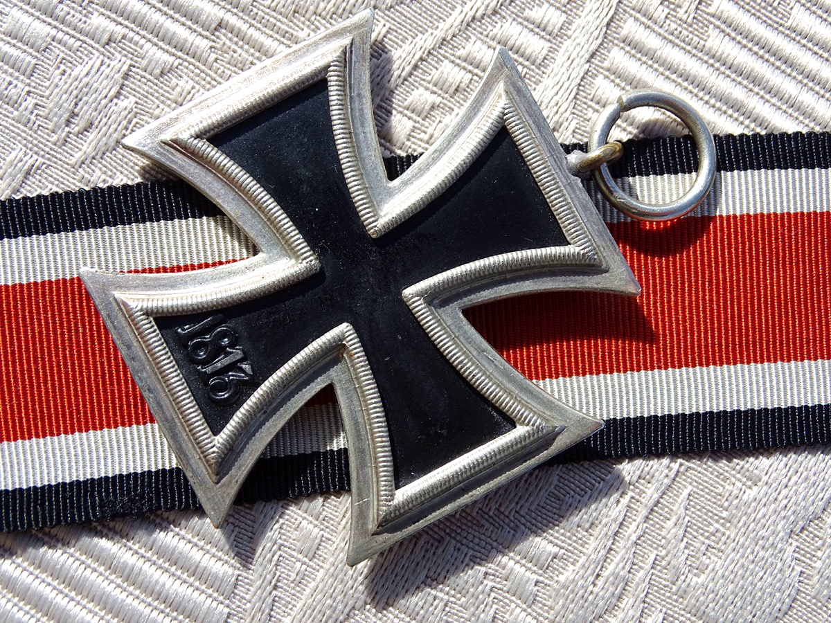 Eisernes Kreuz 2. Klasse 1939, Kern unmagnetisch, nahezu kpl. Schwärzung, an Band