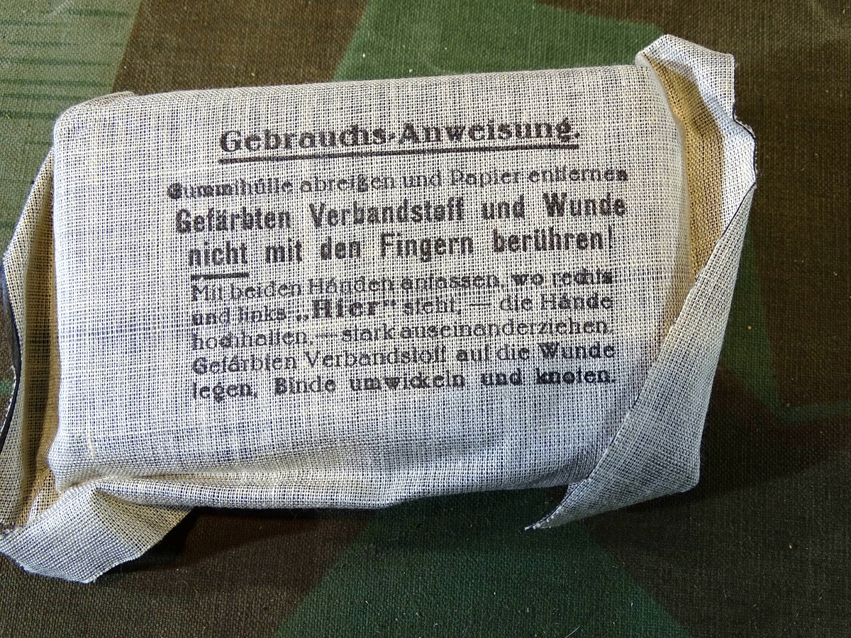 Großes Verbandpäckchen der Wehrmacht, 1940 "Max Arnold Chemnitz"