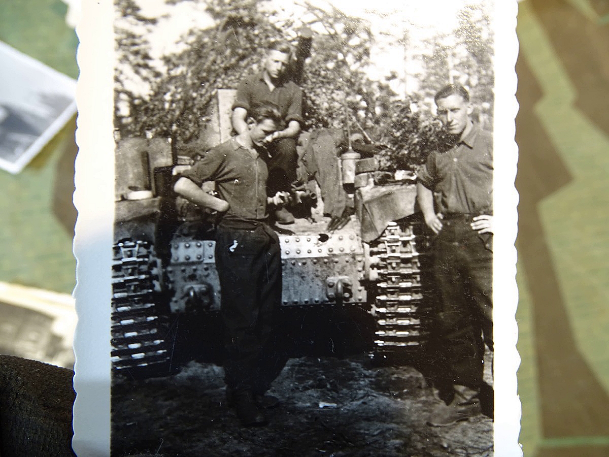 Fotonachlass Panzer Soldat mit 2 SS Fotos und mehreren Panzerfotos | 23292