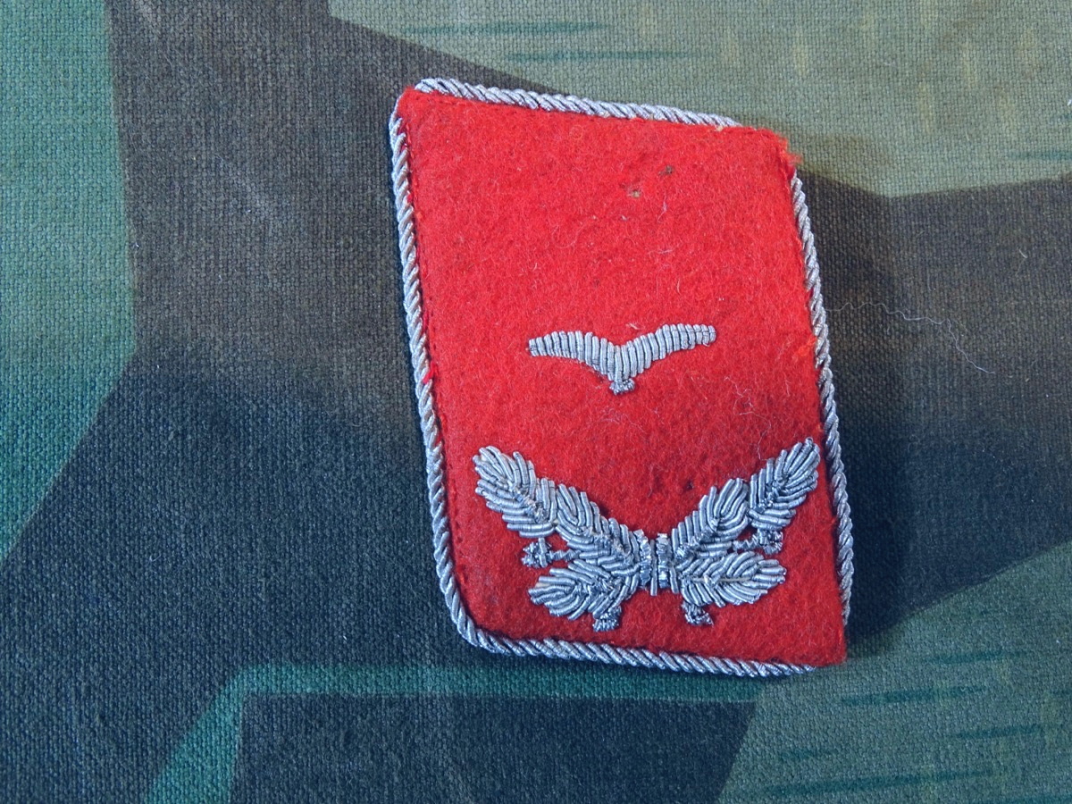 Kragenspiegel Leutnant der Luftwaffe. Waffenfarbe rot, Flak Artillerie