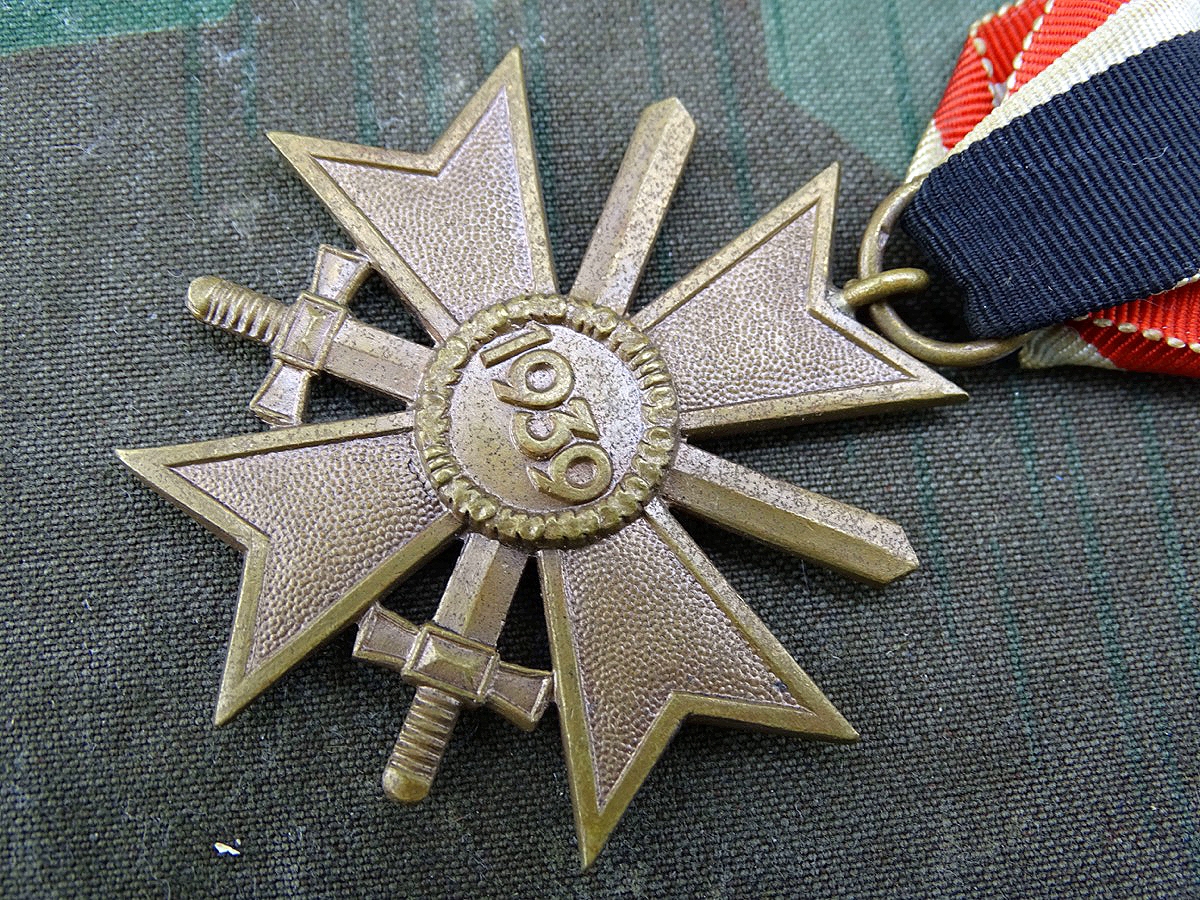 Kriegsverdienstkreuz 2. Klasse 1939 mit Schwertern, Buntmetall, Hst. : 4, Steinauer & Lück, mit Band