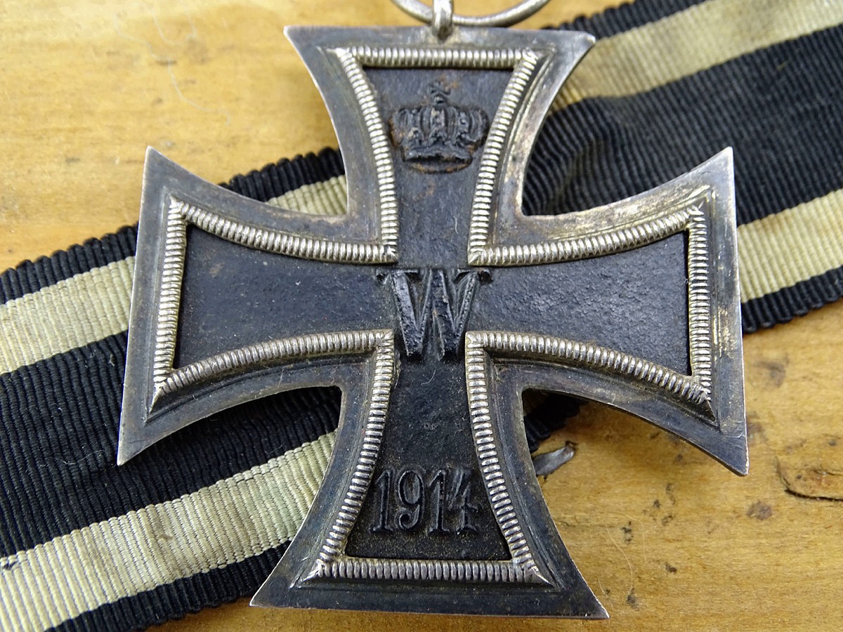 Eisernes Kreuz 2. Klasse 1914, Eisenkern noch komplett geschwärzt, Ring mit Marke LV 5