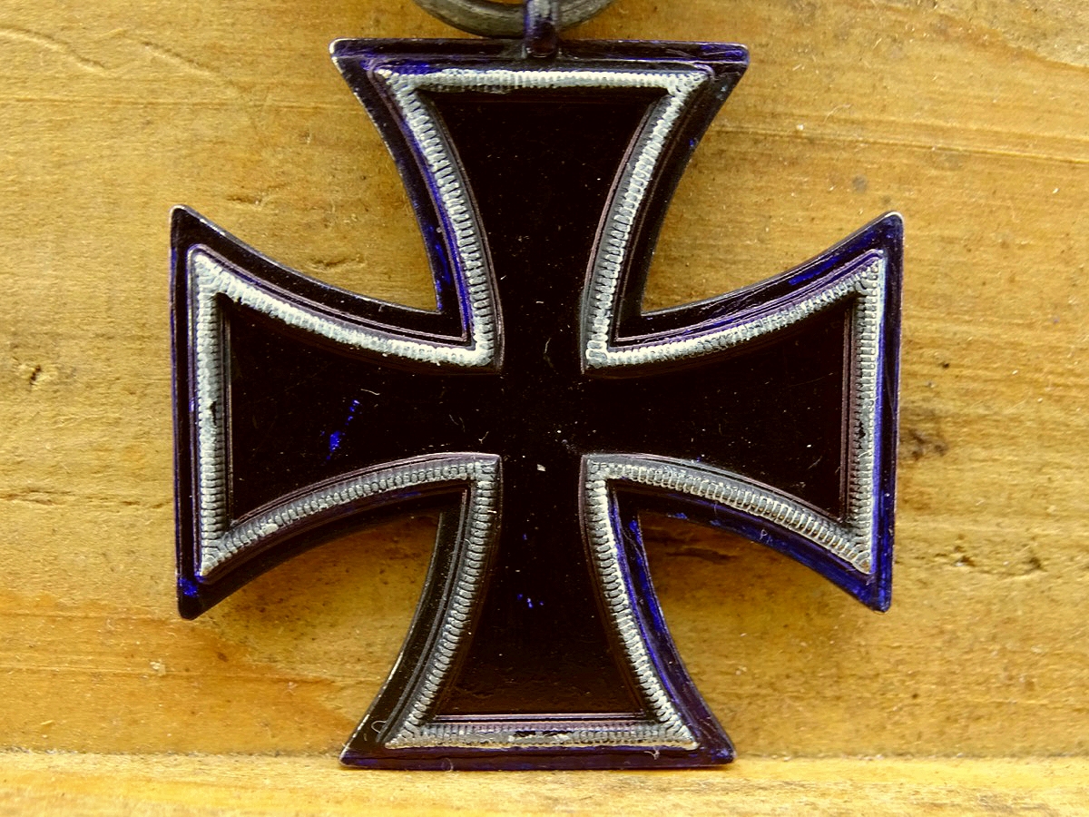 Replik: Eisernes Kreuz 2. Klasse 1870 mit schöner dunkler Patina und Bandabschnitt