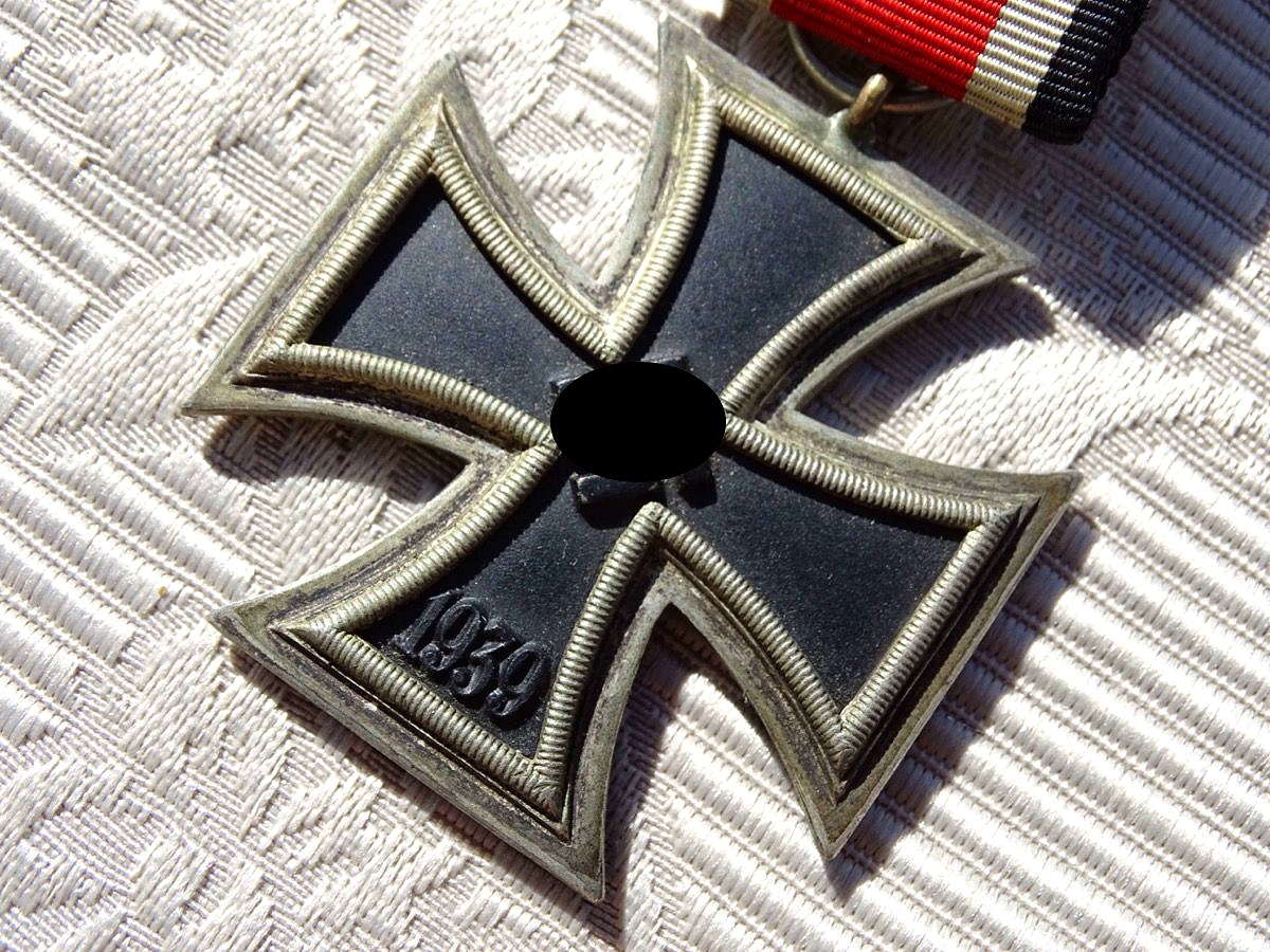 Eisernes Kreuz 2. Klasse 1939, Eisenkern, Juncker, nahezu kpl. Schwärzung, an Einzelordensspange