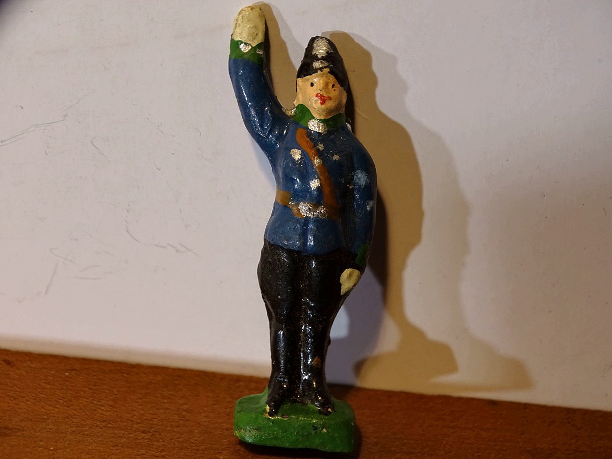 WHW -  POLIZEIBEAMTER  März 1936 zum Tag der Polizei. Massefigur. (Ti.36)
