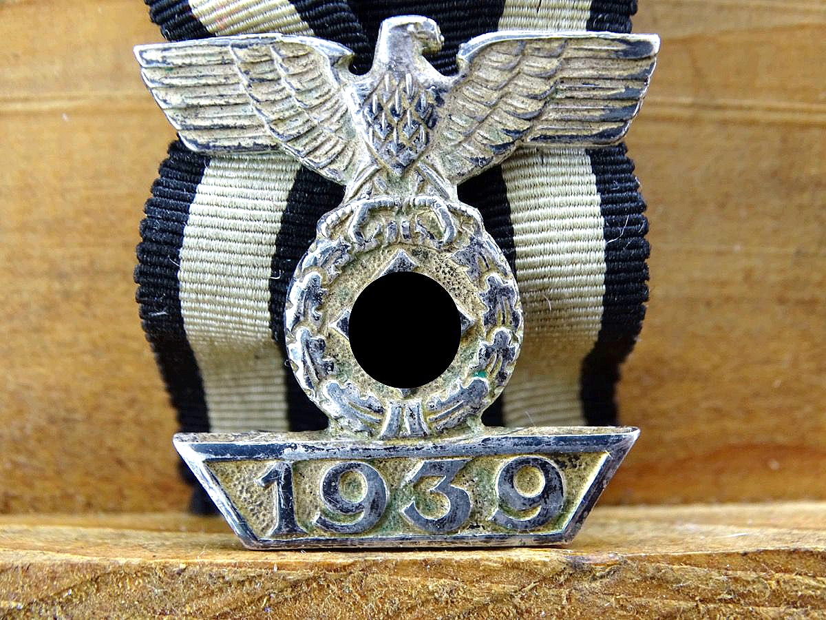 Wiederholungsspange 1939 zum Eisernen Kreuz 2. Klasse 1914, Feinzink, frostversilbert, polierte Kanten.  L / 18