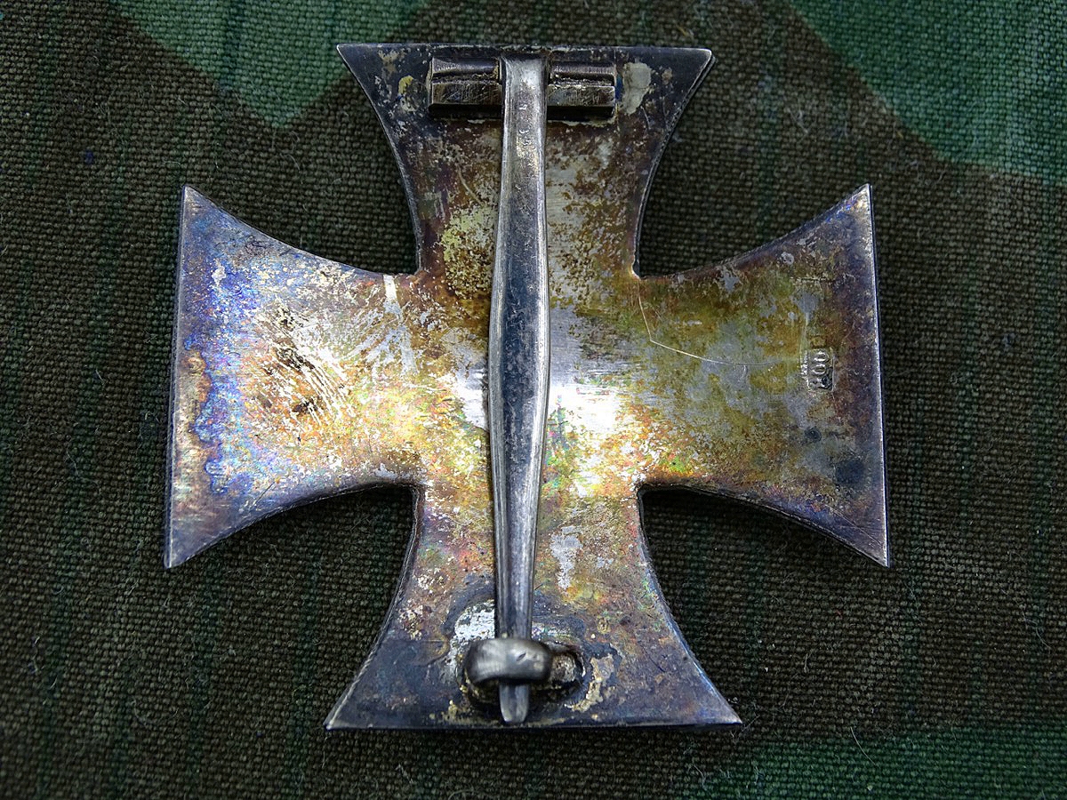 Eisernes Kreuz 1. Klasse 1914, Form 2. Weltkrieg, magnetischer Eisenkern, Gewölbt, kpl. Schwärzung.  Silbermarke 800