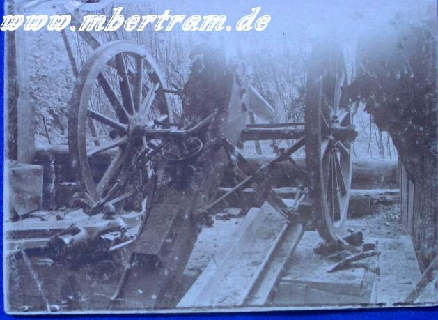 Foto: Deutsches Geschütz mit Rohrkrepierer Verdun 1914
