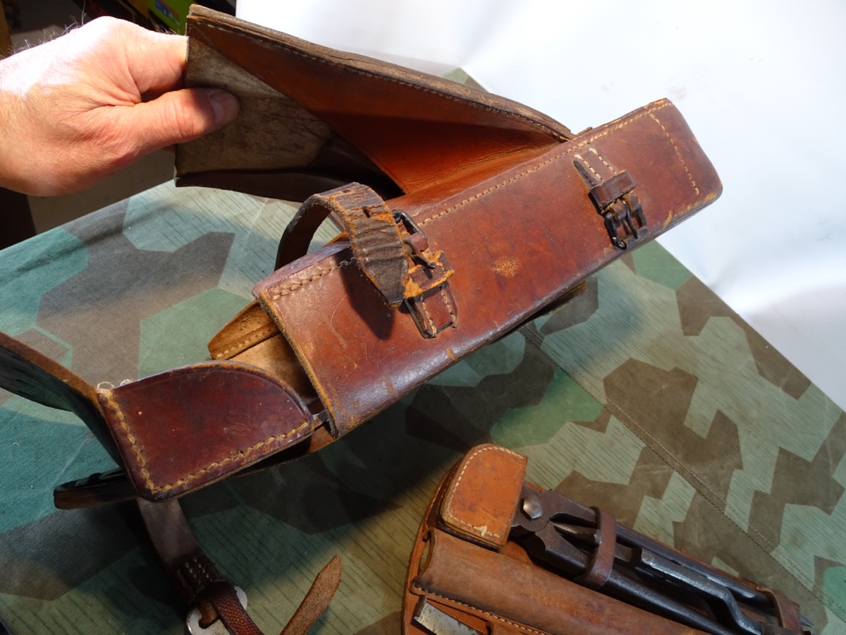 Beschlagzeugtasche für berittenes Hufbeschlagpersonal der Wehrmacht mit fast kpl. Werkzeugsatz, SELTEN